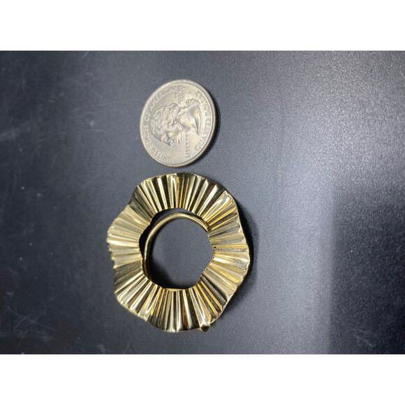 Vintage JERI-LOU Signed Gold Tone Scarf Clip Scalloped Design - Picture 4 of 4